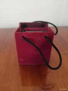 Бархатная подарочная коробка-футляр бордового цвета.