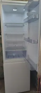 продаем Холодильник с морозильником Beko RCSK310M20W .