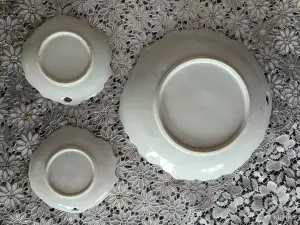 Тарелка в форме листа с цветочным рисунком