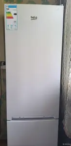 продаем Холодильник с морозильником Beko RCSK310M20W .