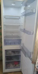 продаем Холодильник с морозильником Beko RCSK310M20W .