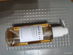 Гидрофильное масло SKIN1004 Madagascar Centella Light Cleansing Oil.