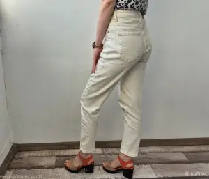 Джинсы молочные, светлые girlfriend