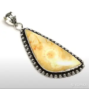 Кулон с желтым австралийским агатом.
