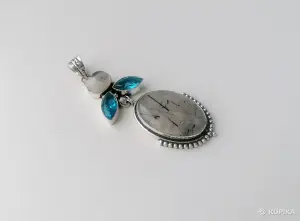 Кулон с волосатиком и лунным камнем.