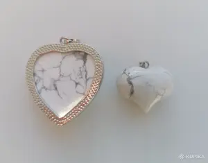 Кулоны с природным говлитом.
