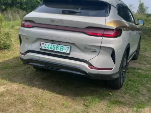 Защита заднего бампера (антихром накладка) BYD Song Plus 2025 — черный глянец, скотч 3M