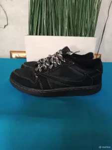 Кроссовки