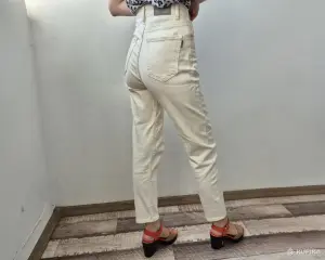 Джинсы молочные, светлые girlfriend