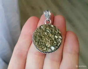 Кулон с друзой апачского пирита.