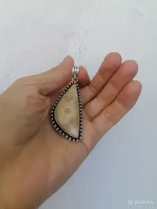 Кулон с желтым австралийским агатом.