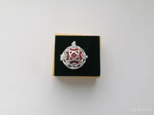 Три кулона-медальона с видом Кельтского узла и натуральными камнями в форме шара: зеленым авантюрином, красным агатом, лазуритом.