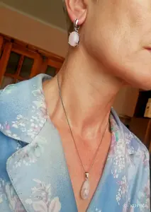 Комплект из натуральных камней: вишневый агат и розовый кварц.