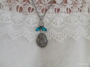Кулон с волосатиком и лунным камнем.