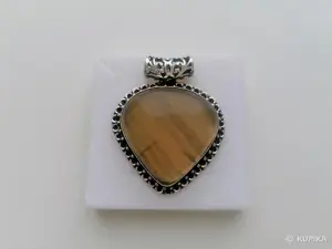 Кулон с флюоритом.
