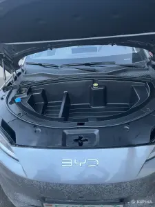 Органайзер под капот BYD Song Plus 2025 605 км — цельный, с усиленным ребром жесткости, без саморезов