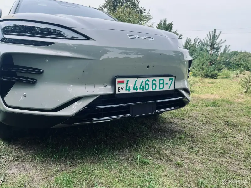 Защита переднего бампера (антихром накладка) BYD Song Plus 2025 605 км — черный глянец, 2 части, скотч 3M