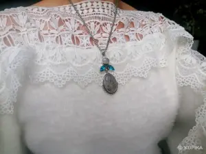 Кулон с волосатиком и лунным камнем.