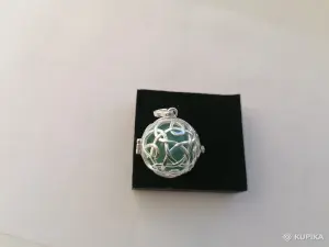 Три кулона-медальона с видом Кельтского узла и натуральными камнями в форме шара: зеленым авантюрином, красным агатом, лазуритом.