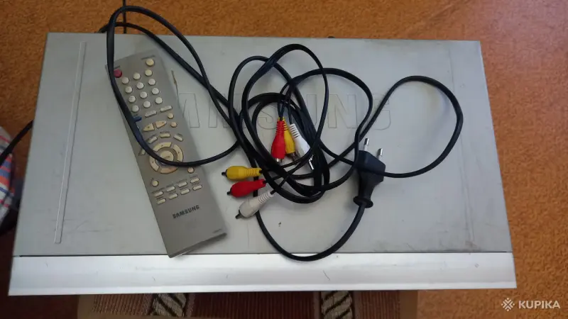 Dvd плеер Samsung dvd-e235, пульт, провода, читает cd, dvd диски
