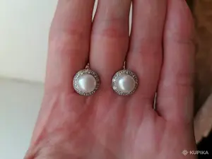 Серьги с природным жемчугом и английским замком.