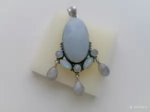 Кулон с аквамарином и лунными камнями.