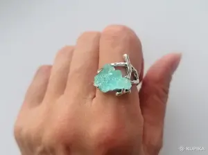 Перстень с имитацией аквамарина. Размер 18.