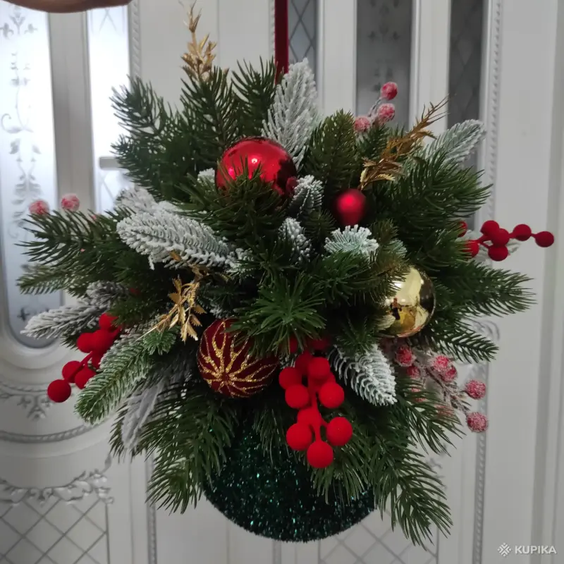 • Новогодний подвесной шар из хвои с декором